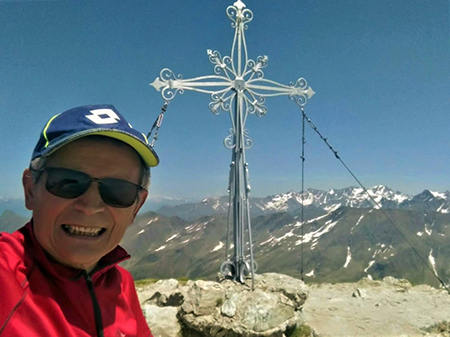 Corno Stella (2620 m) con tanti fiori, solo, in compagnia degli stambecchi il 25 giugno 2019 - FOTOGALLRY